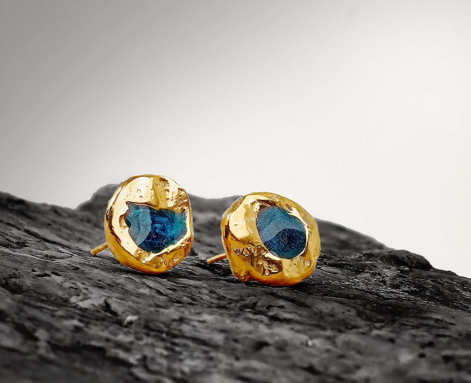 gold resin stud earrings